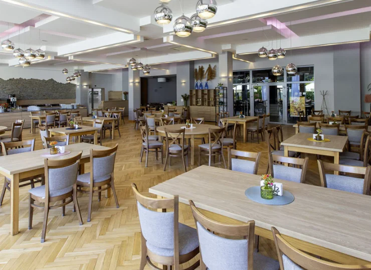 Hotelowa restauracja Jasionowa Polana dysponuje przestronną salą jadalną