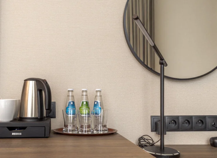 Jest także nowoczesny zestaw do parzenia kawy i herbaty oraz wiele gniazdek