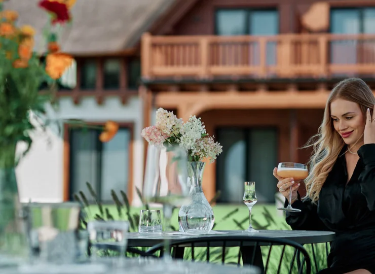 Latem można skorzystać z zewnętrznych stolików