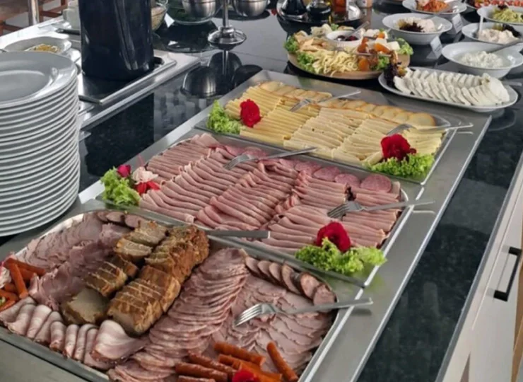 Znajdziemy tutaj przekąski wytrawne oraz na słodko, a także nabiał i warzywa