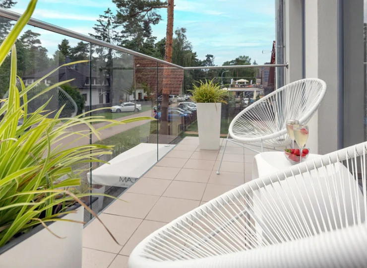 Na balkonach znajdują się meble ułatwiające wypoczynek