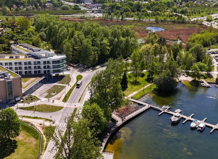 Tuż obok aparthotelu jest też promenada spacerowa nad jeziorem