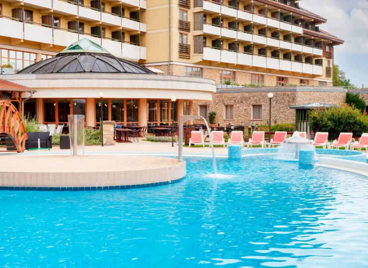 Basen widoczny na zdjęciu jest czynny cały rok