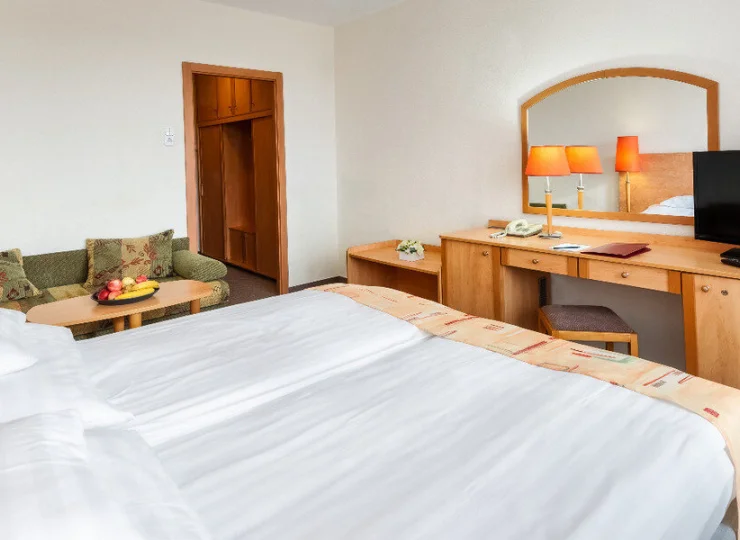 Na rozkładanej kanapie może spać 2 dzieci lub 1 osoba dorosła