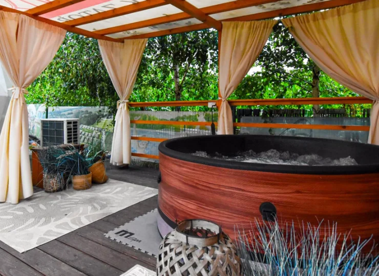 W domkach VIP PREMIUM JACUZZI znajduje się prywatne jacuzzi na tarasie