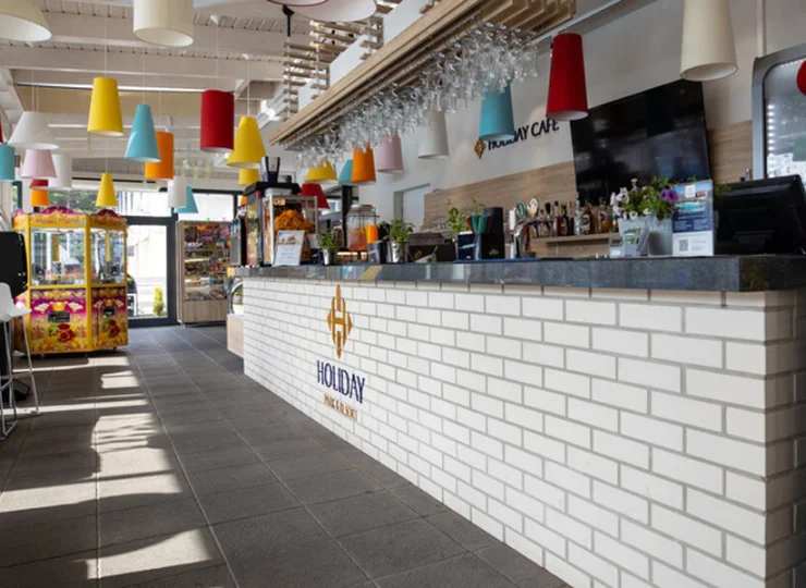 Na terenie resortu znajdują się punkty gastronomiczne w postaci baru, bistra