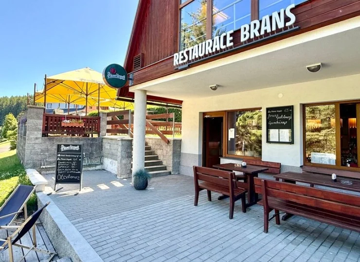 Na tarasie przed restauracją w lecie można skorzystać ze stolików