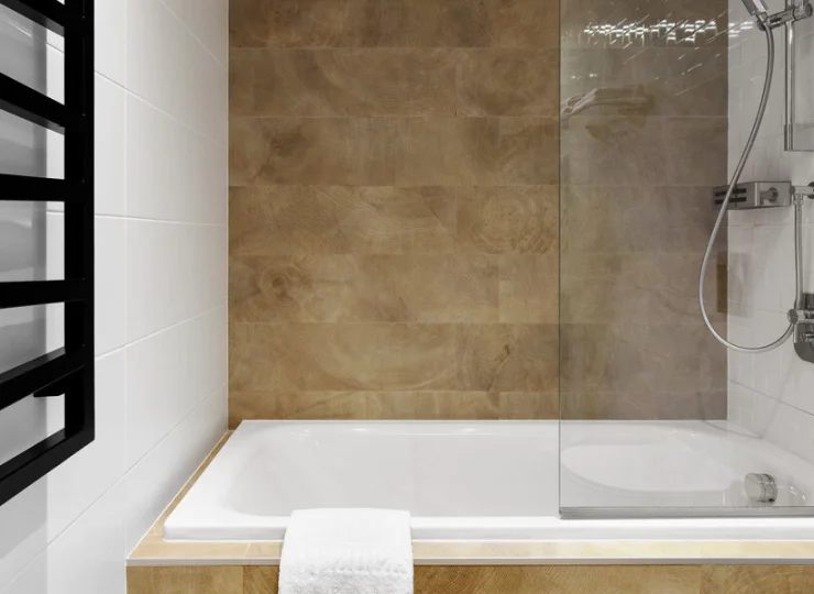 W łazience junior suite jest wanna z prysznicem