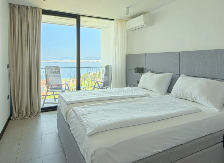 Pokój 2+1 ma balkon z widokiem na morze