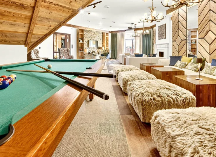 W części wspólnej mieści się stół do bilarda i siedziska inspirowane Tatrami