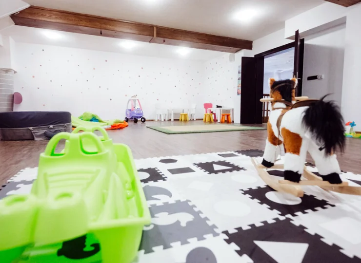 Dla dzieci przygotowano przestronną salę zabaw