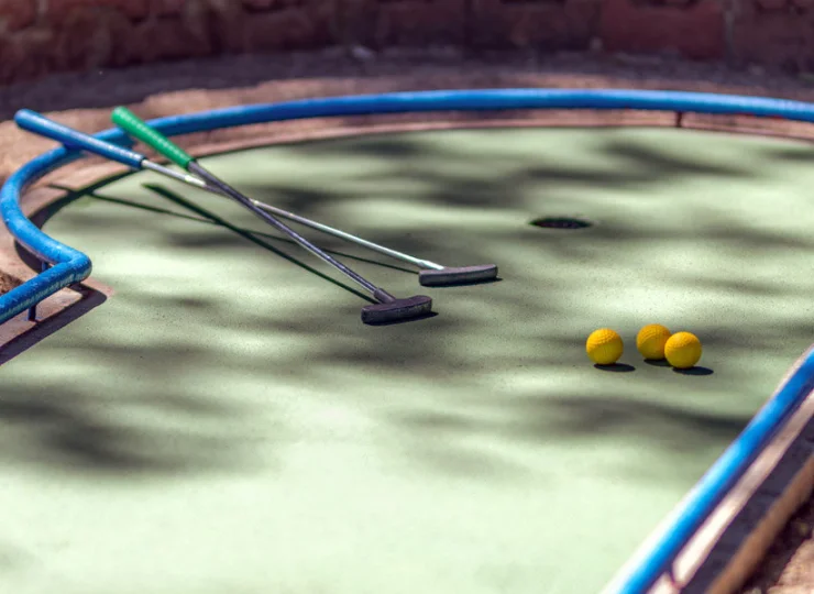 Na terenie hotelu jest także pole do minigolfa