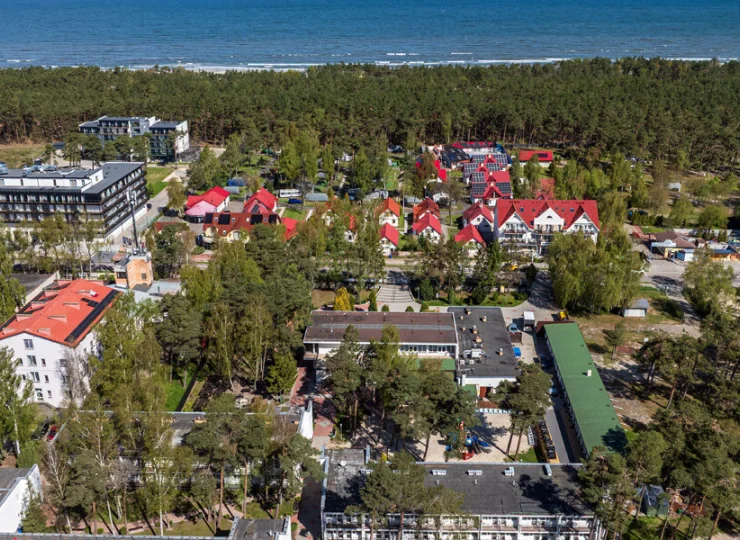 Ośrodek od plaży oddziela pas wydmowego lasu i ledwie kilka budynków