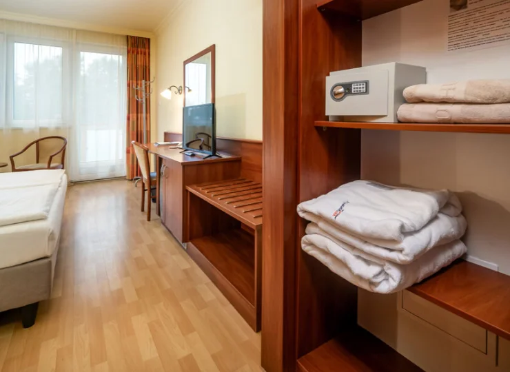 Pokoje są klimatyzowane, wyposażone w minibar, smart TV, szlafroki, sejf