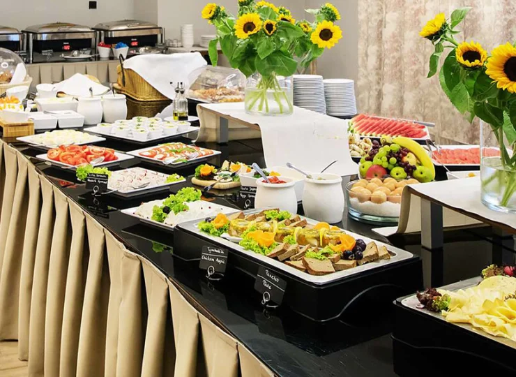 Codziennie podawane jest pyszne śniadanie w formie urozmaiconego bufetu