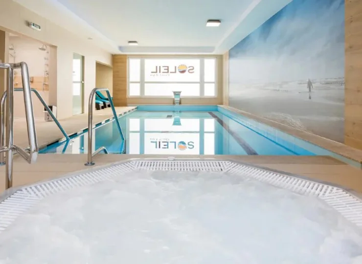 W strefie wellness mieści się basen, jacuzzi i sauna