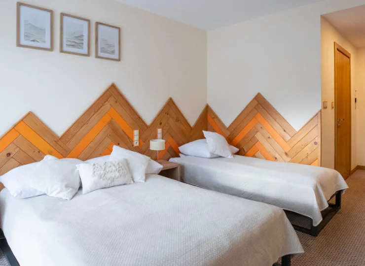 Pokoje w pensjonacie zostały zaprojektowane w ciepłych, stonowanych odcieniach