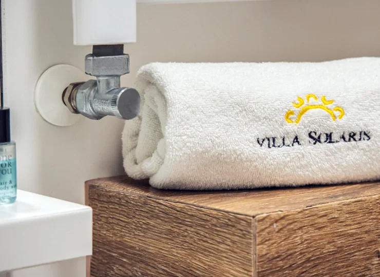 Na gości czekają hotelowe ręczniki i kosmetyki