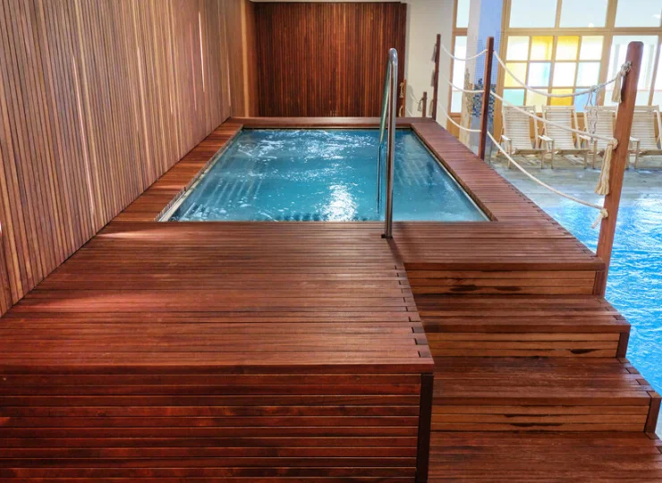 Przy basenie jest też jacuzzi