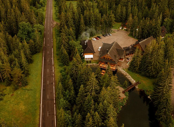 Rezort pri Jazere jest otoczony lasami