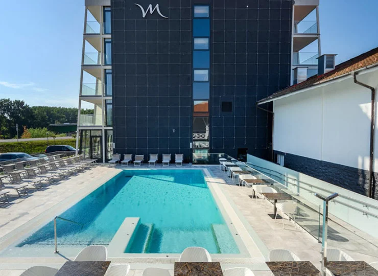 To hotel z basenem w Tokaju