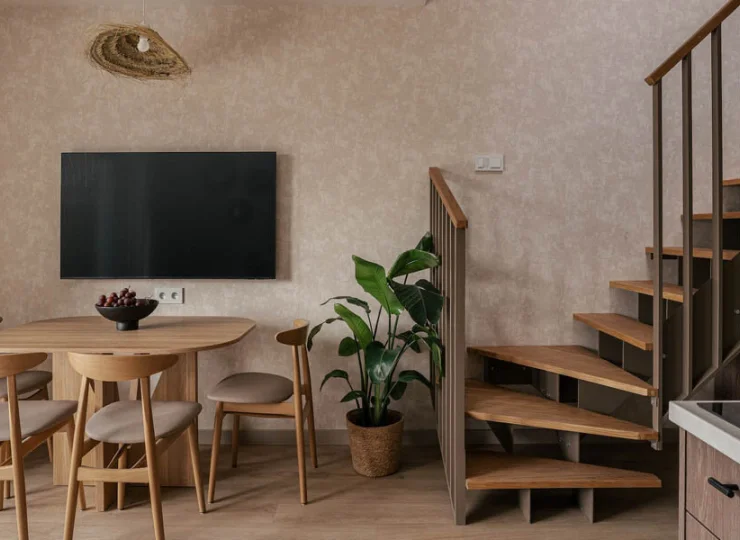 Pokój dzienny apartamentu z antresolą