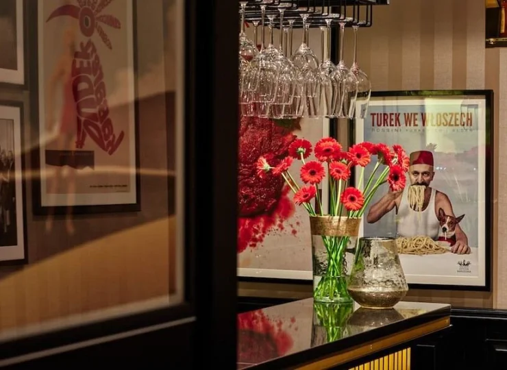 Serwowana jest tu kuchnia polska wzbogacona międzynarodowymi smakami