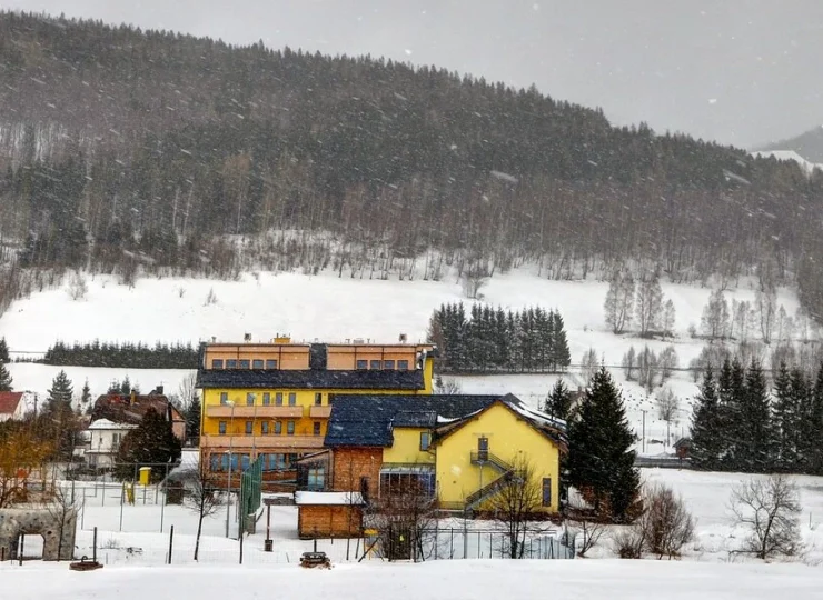 W pobliżu hotelu jest kilka ośrodków narciarskich