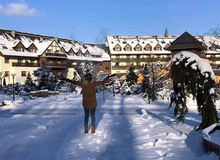 Spory resort jest umiejscowiony nieopodal centrum Karpacza i Kruczych Skał