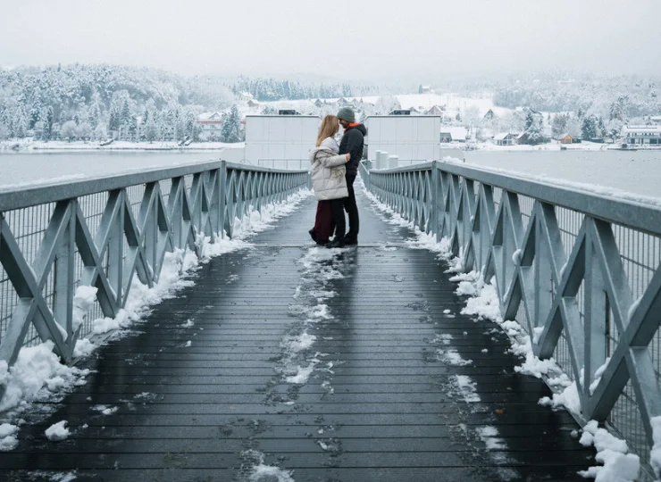 Mostek łączący ląd z apartamentami na wodzie