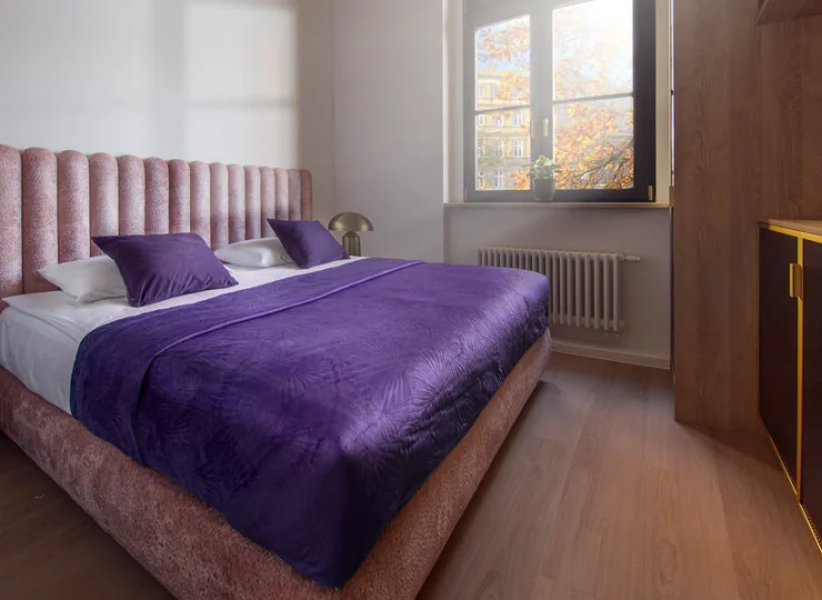 Nowoczesny apartament ma odrębną sypialnię z podwójnym łóżkiem