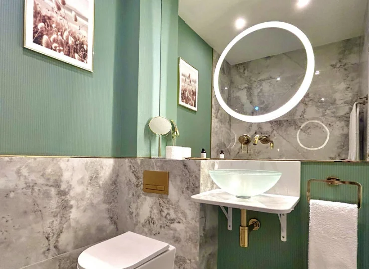 W łazience jest także lusterko powiększające, waga, suszarka do włosów