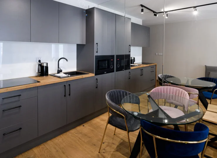 Apartamenty wyposażono m.in. w szlafroki, żelazko i deskę do prasowania