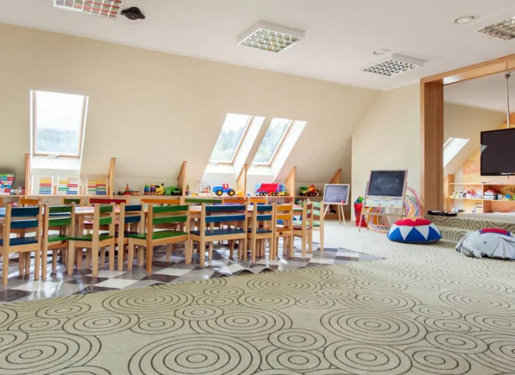 Na piętrze mieści się przestronna sala zabaw