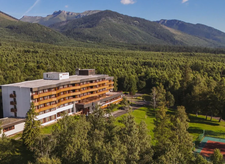 Hotel jest położony w dolinie u stóp Łomnicy