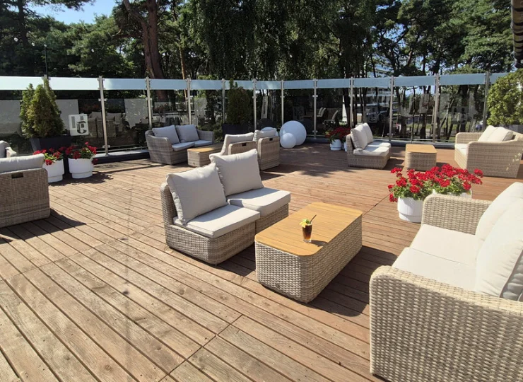 W pogodne dni można korzystać z przestronnego tarasu