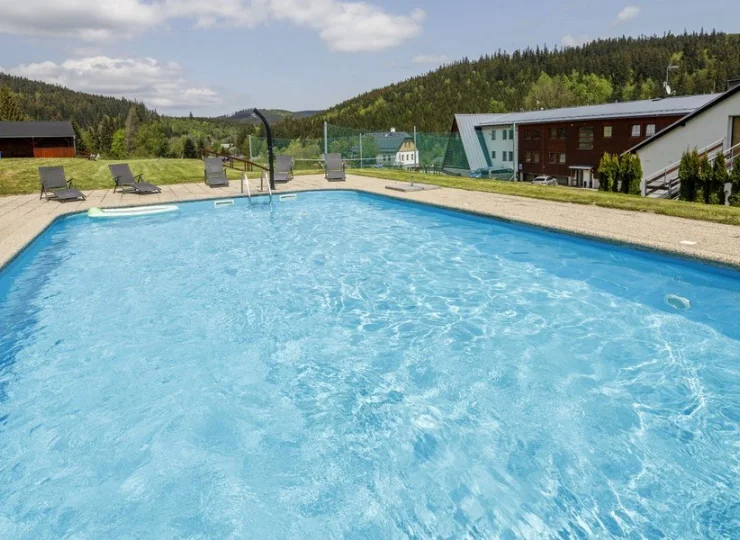 Latem na gości czeka kąpiel w odkrytym basenie