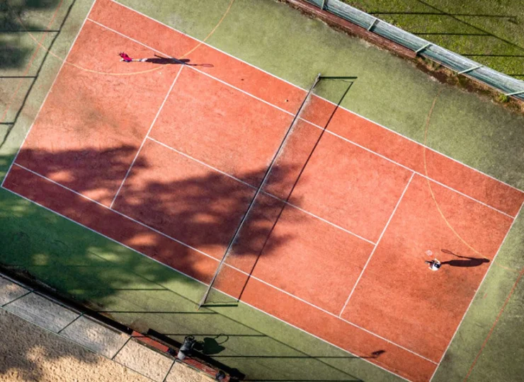 Kort do gry tenisa sąsiaduje z innymi boiskami