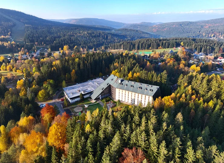 Jesienią lasy wokół Harrahova mienią się różnymi barwami