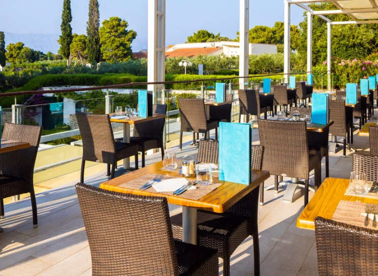 Posiłki można jeść także na tarasie