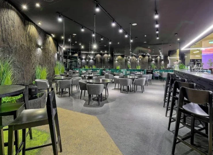 To przyjemne miejsce na relaks przy wieczornym drinku