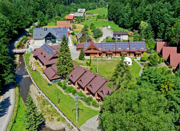 Resort jest położony nad górskim potokiem