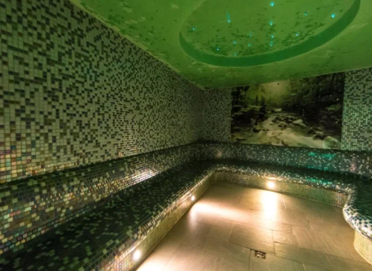 W strefie wellness dostępne są dwie łaźnie, sauny infrared, sucha i góralska