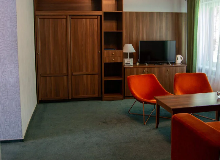 Apartament 3-pokojowy składa się z 2 sypialni, pokoju dziennego i łazienki