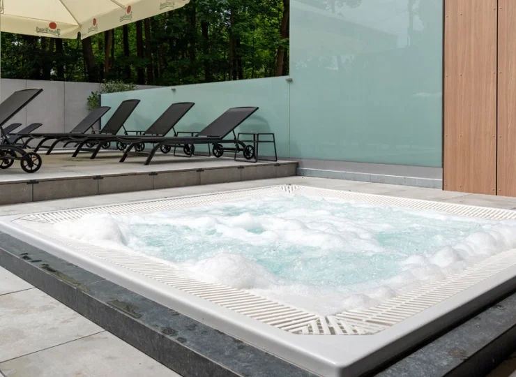 W strefie wellness mieści się basen, sauna i jacuzzi