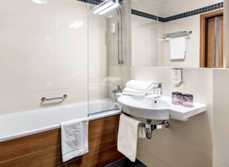 Na gości czekają też ręczniki i kosmetyki hotelowe