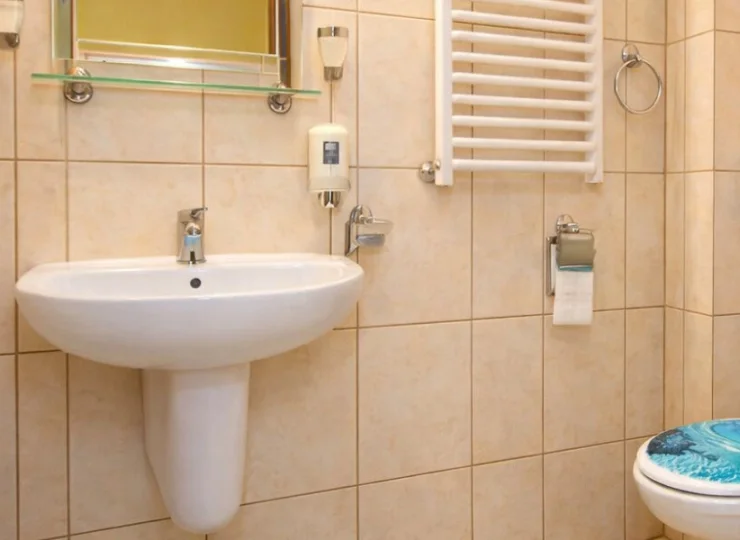 Każdy pokój posiada również własną łazienkę z ręcznikami i suszarką do włosów