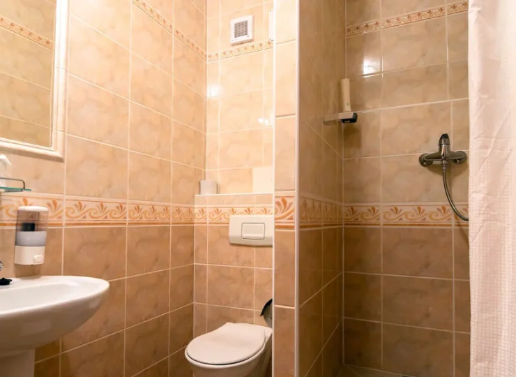 Na gości czekają miękkie szlafroki, ręczniki i suszarka do włosów