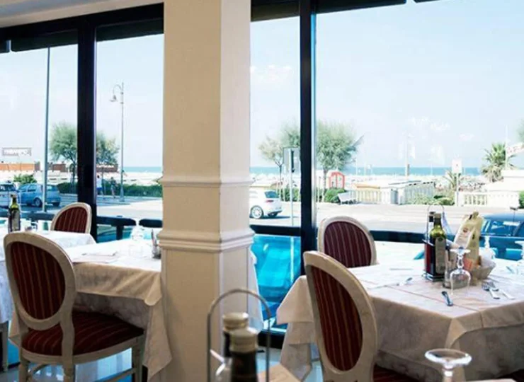 Śniadanie jest podawane w sali śniadaniowej z widokiem na plażę, palmy i morze