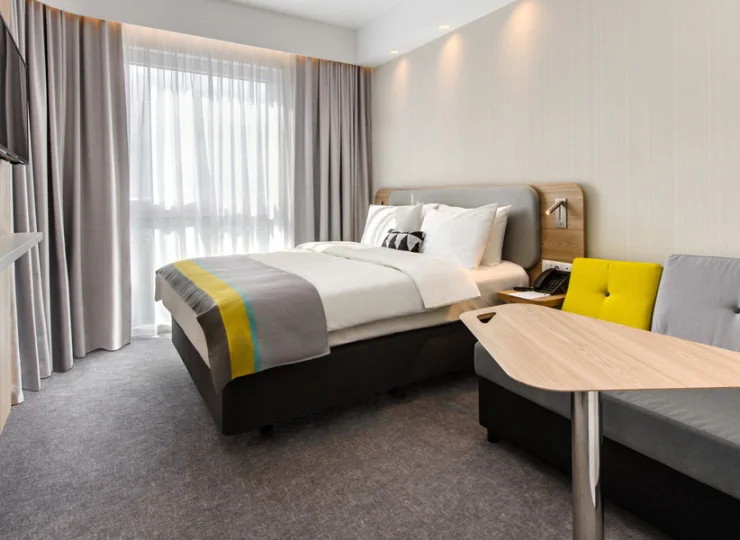 Pokój typu queen+sofa jak wszystkie posiada zestaw do parzenia kawy i herbaty